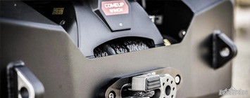 Miniature treuil 4x4 ComeUp Winch en action lors d'une sortie 4x4 en pleine nature sauvage. Montage sur une Jeep Wrangler JK. Conseils 4x4